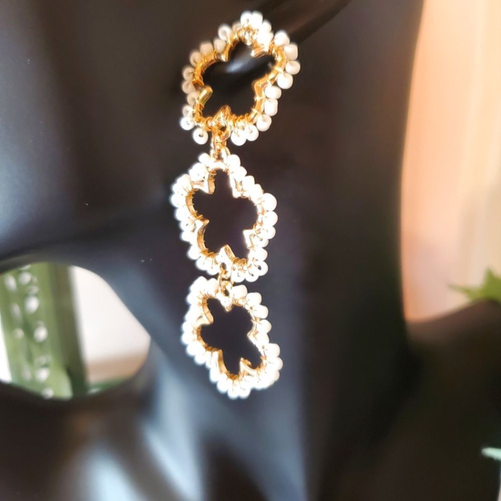 WHITE Seed Bead Flower Earrings - Picture 4 of 6